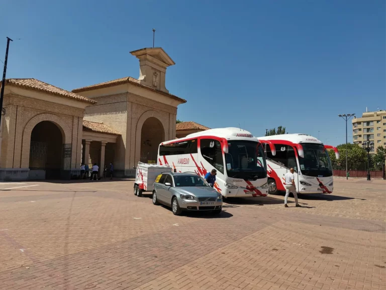 Cómo organizar el transporte de invitados en una boda en Sevilla