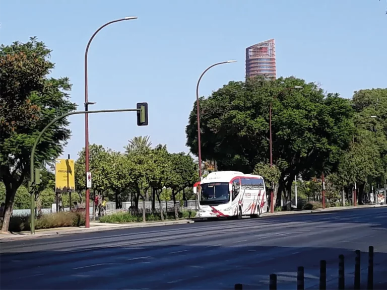 Traslado al aeropuerto de Sevilla en grupo: por qué el autocar es la mejor opción