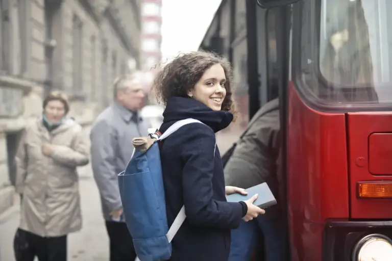 Transporte escolar en autocar en Sevilla: guía completa para colegios y AMPAs en el curso 2026-27